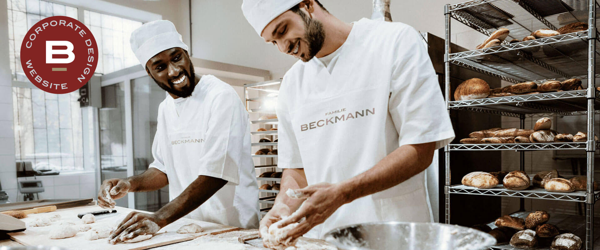 Zwei Mitarbeiter der Bäckerei Beckmanns kneten Teig in der Backstube