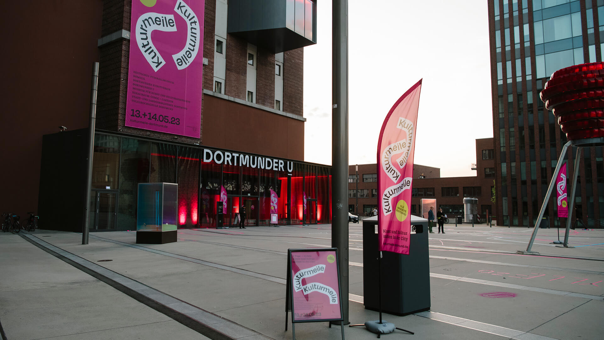 Verschiedene Banner vor dem Dortmunder U