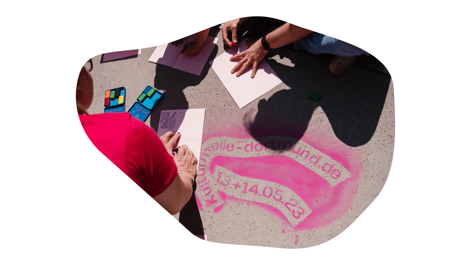 A magenta floor marking with Kulturmeile lettering