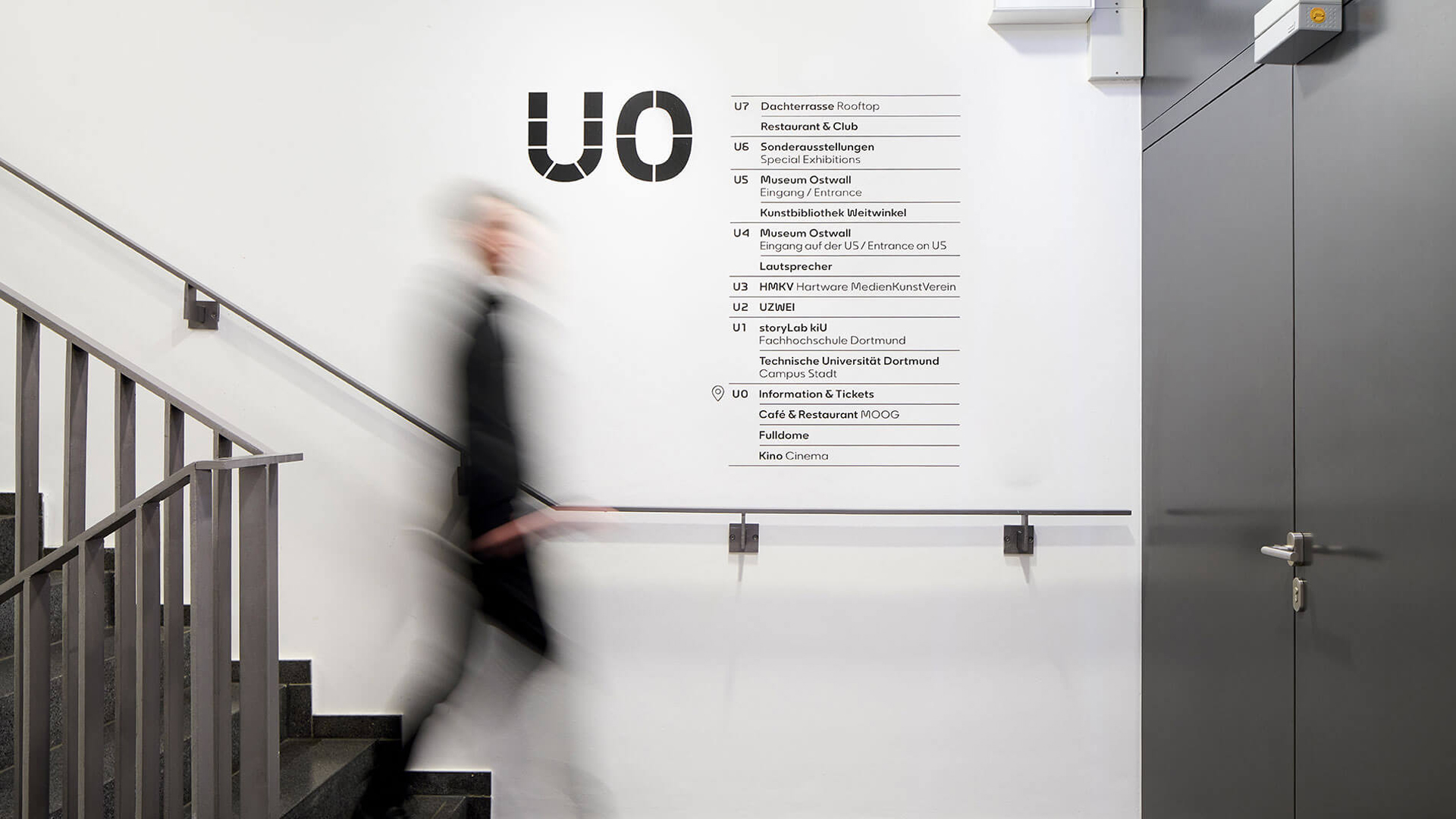 Etagenkennzeichnung im Treppenhaus des Dortmunder U auf Ebene 0 – Teil des Leitsystems von Florida Brand Design.