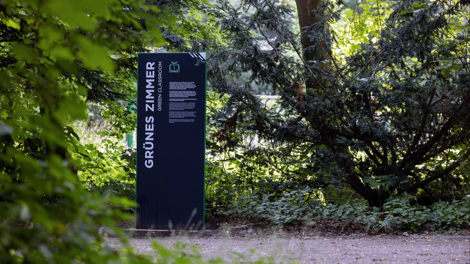 Metall-Wegweiserstele am Wegrand, ca. 2 Meter hoch, für den Regionalverband Ruhr (RVR) – Teil des Besucherleitsystems von Florida Brand Design.