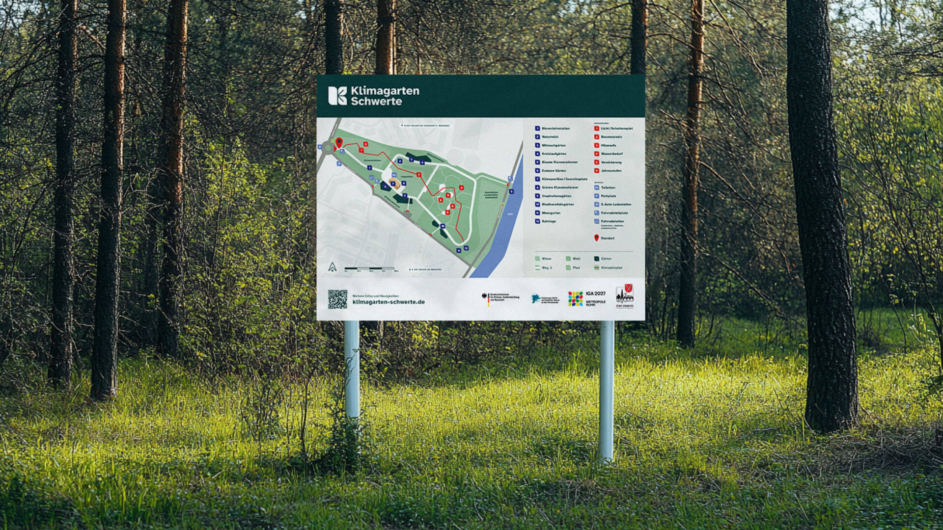 Freistehende breite Stele mit Umgebungskarte des Klimagartens Schwerte – Teil des Besucherleitsystems von Florida Brand Design.