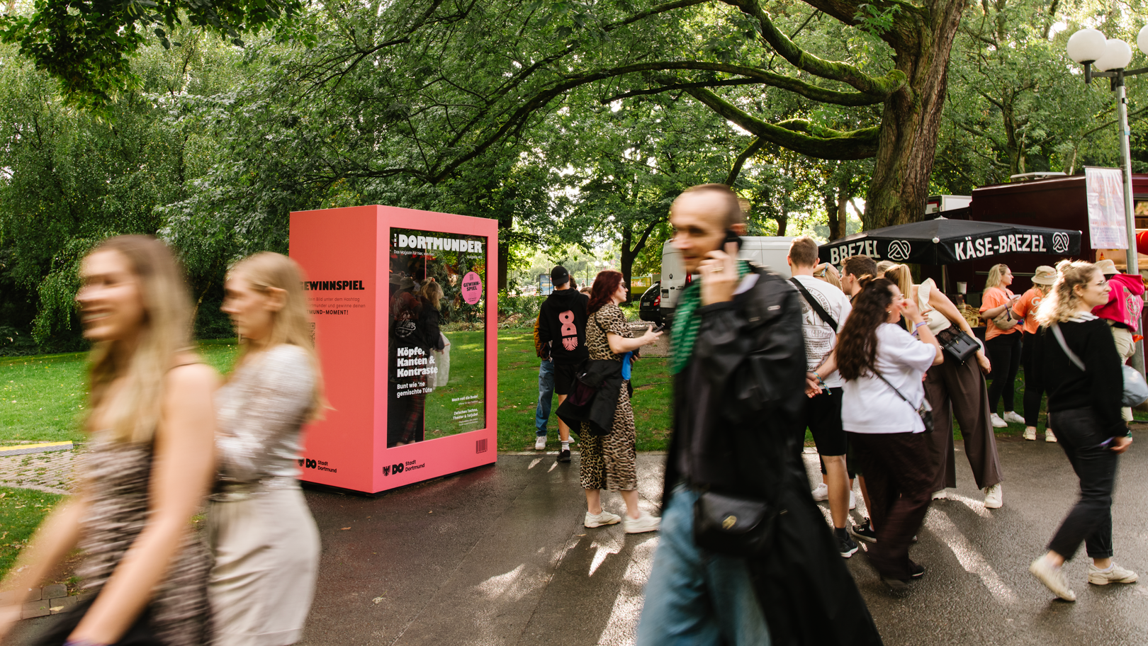 Foto von Interaktiver Magazin-Installation auf dem Juicy Beats Festival in Dortmund mit Besucher*innen im Westfalen Park